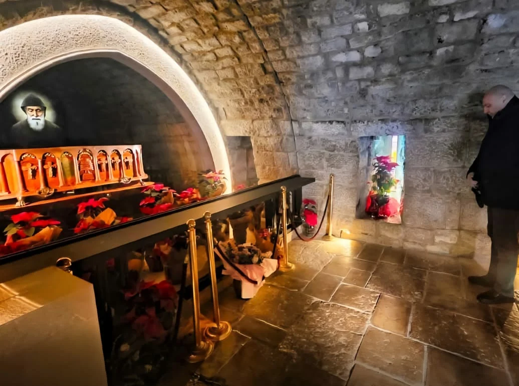 بالصورة- الرئيس عون يزور ضريح القدّيس شربل في عنّايا