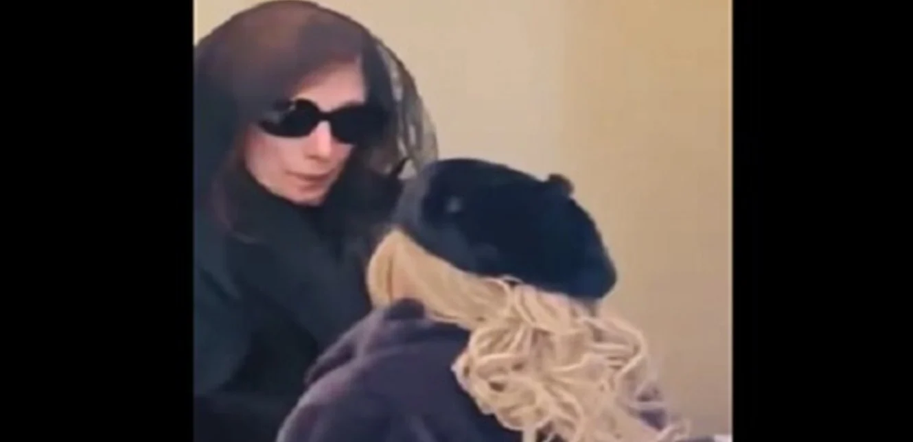 بالفيديو- الفنّانة مادونا تركع وتقبّل يد السيّدة فيروز في عزاء هلي الرحباني